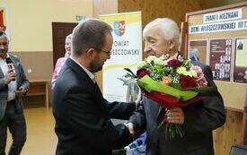 Gratulacje autorowi składa Człoek Zarządu Powiatu Rafał Pacanowski