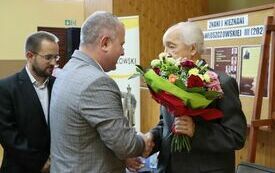 Gratulacje autorowi składa  Wicestarosta Łukasz Karpiński