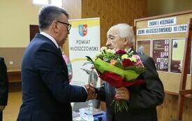Gratulacje autorowi składa Starosta Dariusz Czechowski