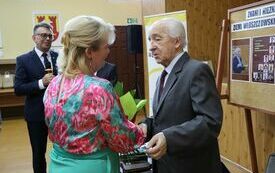 Gratulacje autorowi składa Członek Zarządu Powiatu Małgorzata Gusta