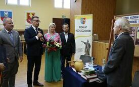 Zarząd Powiatu Włoszczowskiego gratuluje autorowi napisania kolejnej książki
