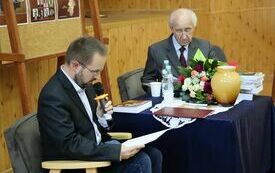 Członek Zarządu Powiatu w imieniu autora ksiązki przeprowadza konkurs dla publiczności