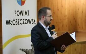 Życiorys Tadeusza Stolarskiego przedstawia Czlonek Zarządu Powiatu Włoszczowskiego Rafał Pacanowski