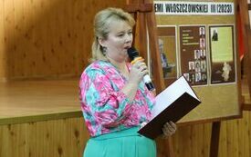 Prowadząca spotkanie - Członek Zarządu Powiatu Małgorzata Gusta wita przybyłych na promocję książki