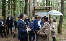 Goście  zwiedzający kompleks leśnych bunkr&oacute;w.