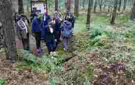 Goście  zwiedzający kompleks leśnych bunkr&oacute;w.