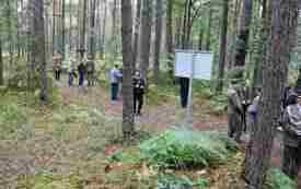 Goście  zwiedzający kompleks leśnych bunkr&oacute;w.