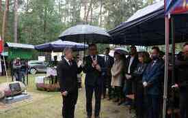 Pod parasolem stoją starosta i wicestarosta włoszczowski.