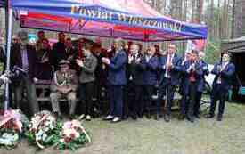 Uczestnicy uroczystości oklaskują kombatanta.