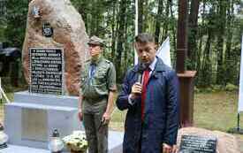 Przy pomniku na Pękowcu przemawia poseł Bartłomiej Dorywalski.