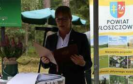 Przy m&oacute;wnicy Anna Krakowiak odczytuje list ministra.