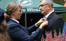 Przedstawicielka ministra odznacza medalem Pro Patria.