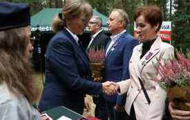 Przedstawicielka ministra odznacza medalem Pro Patria.