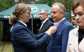 Przedstawicielka ministra odznacza medalem Pro Patria.