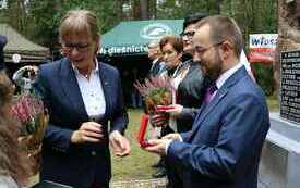 Przedstawicielka ministra odznacza medalem Pro Patria.