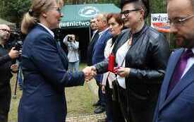 Przedstawicielka ministra odznacza medalem Pro Patria.