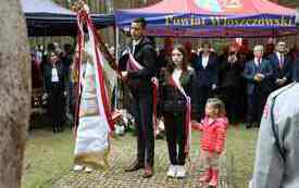 Ceremonia odprowadzenia sztandar&oacute;w przed pomnikiem.