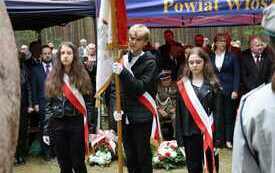Ceremonia odprowadzenia sztandar&oacute;w przed pomnikiem.