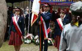 Ceremonia odprowadzenia sztandar&oacute;w przed pomnikiem.