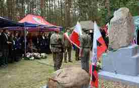 Ceremonia odprowadzenia sztandar&oacute;w przed pomnikiem.