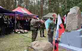 Ceremonia odprowadzenia sztandar&oacute;w przed pomnikiem.