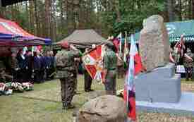 Ceremonia odprowadzenia sztandar&oacute;w przed pomnikiem.