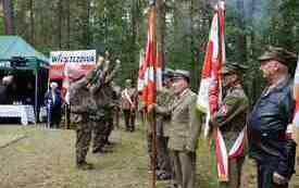 Salwa honorowa perzy pocztach sztandarowych.