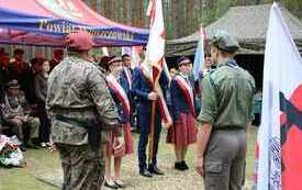 Przed pomnikiem na Pękowcu ceremonia wprowadzenia poczt&oacute;w sztandarowych.