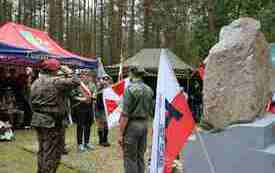 Przed pomnikiem na Pękowcu ceremonia wprowadzenia poczt&oacute;w sztandarowych.