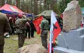 Przed pomnikiem na Pękowcu ceremonia wprowadzenia poczt&oacute;w sztandarowych.