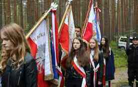 Poczty sztandarowe z biało czerwonymi sztandarami.