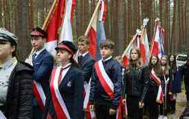 Poczty sztandarowe z biało czerwonymi sztandarami.