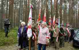 Poczty sztandarowe przed uroczystością na Pękowcu.
