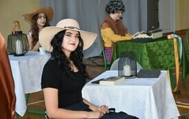 Uczniowie ze szkolnego k&oacute;lka teatralnego podczas występu na scenie.