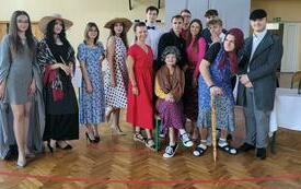 Uczniowie ze szkolnego k&oacute;lka teatralnego w kostiumach.