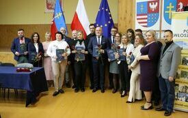 Wsp&oacute;lne zdjęcie nauczycieli z ZS nr 3 z dyrektorką szkoły, Posłem Dorywalskim, Zarządem Powiatu Włoszczowskiego, Skarbnik Powiatu, Przewodniczącym Rady Powiatu i wizytatorem Kuratorium Oświaty w Kielcach