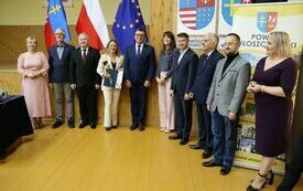 Wsp&oacute;lne zdjęcie nauczycielki z ZS nr 3 z dyrektorką szkoły, Posłem Dorywalskim, Zarządem Powiatu Włoszczowskiego, Skarbnik Powiatu, Przewodniczącym Rady Powiatu i wizytatorem Kuratorium Oświaty w Kielcach