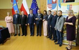 Wsp&oacute;lne zdjęcie nauczyciela z ZS nr 3 z dyrektorką szkoły, Posłem Dorywalskim, Zarządem Powiatu Włoszczowskiego, Skarbnik Powiatu, Przewodniczącym Rady Powiatu i wizytatorem Kuratorium Oświaty w Kielcach