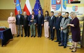 Wsp&oacute;lne zdjęcie nauczyciela z ZS nr 3 z dyrektorką szkoły, Posłem Dorywalskim, Zarządem Powiatu Włoszczowskiego, Skarbnik Powiatu, Przewodniczącym Rady Powiatu i wizytatorem Kuratorium Oświaty w Kielcach