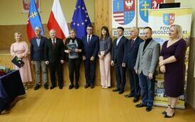 Wsp&oacute;lne zdjęcie nauczycielki z ZS nr 3 z dyrektorką szkoły, Posłem Dorywalskim, Zarządem Powiatu Włoszczowskiego, Skarbnik Powiatu, Przewodniczącym Rady Powiatu i wizytatorem Kuratorium Oświaty w Kielcach