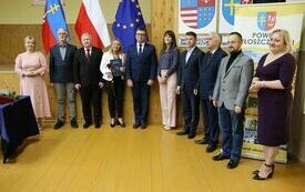 Wsp&oacute;lne zdjęcie nauczycielki z ZS nr 3 z dyrektorką szkoły, Posłem Dorywalskim, Zarządem Powiatu Włoszczowskiego, Skarbnik Powiatu, Przewodniczącym Rady Powiatu i wizytatorem Kuratorium Oświaty w Kielcach