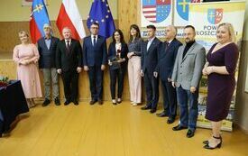 Wsp&oacute;lne zdjęcie nauczycielki z ZS nr 3 z dyrektorką szkoły, Posłem Dorywalskim, Zarządem Powiatu Włoszczowskiego, Skarbnik Powiatu, Przewodniczącym Rady Powiatu i wizytatorem Kuratorium Oświaty w Kielcach