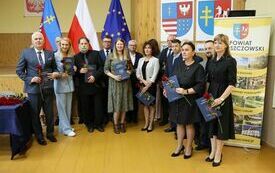 Wsp&oacute;lne zdjęcie nauczycieli z ZS nr 2 z dyrektorem szkoły, Posłem Dorywalskim, Zarządem Powiatu Włoszczowskiego, Skarbnik Powiatu, Przewodniczącym Rady Powiatu i wizytatorem Kuratorium Oświaty w Kielcach
