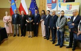 Wsp&oacute;lne zdjęcie nauczycielki z ZS nr 2 z dyrektorem szkoły, Posłem Dorywalskim, Zarządem Powiatu Włoszczowskiego, Skarbnik Powiatu, Przewodniczącym Rady Powiatu i wizytatorem Kuratorium Oświaty w Kielcach
