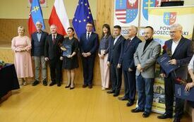 Wsp&oacute;lne zdjęcie nauczycielki z ZS nr 2 z dyrektorem szkoły, Posłem Dorywalskim, Zarządem Powiatu Włoszczowskiego, Skarbnik Powiatu, Przewodniczącym Rady Powiatu i wizytatorem Kuratorium Oświaty w Kielcach
