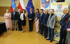 Wsp&oacute;lne zdjęcie nauczycielki z ZS nr 2 z dyrektorem szkoły, Posłem Dorywalskim, Zarządem Powiatu Włoszczowskiego, Skarbnik Powiatu, Przewodniczącym Rady Powiatu i wizytatorem Kuratorium Oświaty w Kielcach