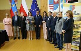 Wsp&oacute;lne zdjęcie nauczycielki z I LO z dyrektorką szkoły, Posłem Dorywalskim, Zarządem Powiatu Włoszczowskiego, Skarbnik Powiatu, Przewodniczącym Rady Powiatu i wizytatorem Kuratorium Oświaty w Kielcach