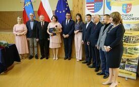 Wsp&oacute;lne zdjęcie nauczycielki z I LO z dyrektorką szkoły, Posłem Dorywalskim, Zarządem Powiatu Włoszczowskiego, Skarbnik Powiatu, Przewodniczącym Rady Powiatu i wizytatorem Kuratorium Oświaty w Kielcach