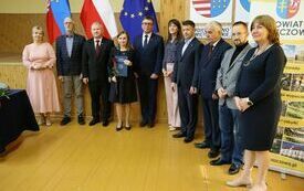 Wsp&oacute;lne zdjęcie nauczycielki z I LO z dyrektorką szkoły, Posłem Dorywalskim, Zarządem Powiatu Włoszczowskiego, Skarbnik Powiatu, Przewodniczącym Rady Powiatu i wizytatorem Kuratorium Oświaty w Kielcach