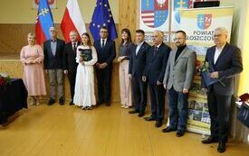 Wsp&oacute;lne zdjęcie stypendystki z ZS nr 2 z dyrektorem szkoły, Posłem Dorywalskim, Zarządem Powiatu Włoszczowskiego, Skarbnik Powiatu, Przewodniczącym Rady Powiatu i wizytatorem Kuratorium Oświaty w Kielcach